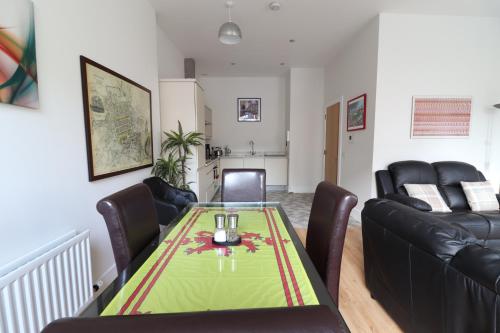 Modern 2bed 2bath flat near Princes street