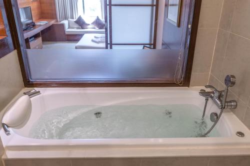 Bilik mandi di Jasmine City Hotel