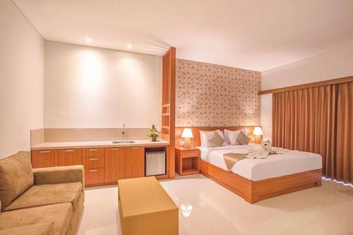 una camera d'albergo con letto e divano di Grand Sehati & Spa, Ubud ad Ubud