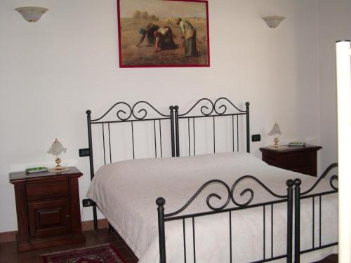 a bedroom with a bed and a painting on the wall at Agriturismo Antica Corte Cason in Ronco allʼAdige