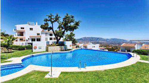 Πισίνα στο ή κοντά στο Modern 2 bedroom gelijkvloers-appartement m.tuin en zwembad