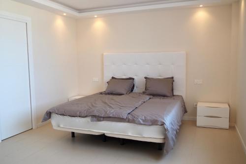 A bed or beds in a room at Luxurious apartment in the heart of Puerto Banus