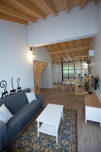a living room with a couch and a table at Casa dos Gatos in Lourinhã