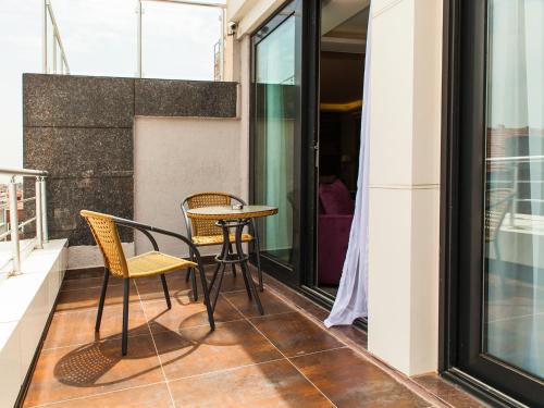 balkon z 2 krzesłami i stołem w obiekcie The 22 Hotel w Stambule