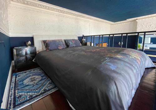 ein Schlafzimmer mit einem großen Bett in einem Zimmer in der Unterkunft The Regency Studio - Stunning Seaview in Worthing