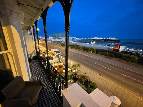 Un balcón de un edificio con vista al mar. en The Regency Studio - Stunning Seaview, en Worthing