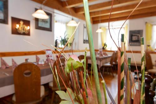 a dining room with a table and a plant at Gasthof zur Post in Mieming