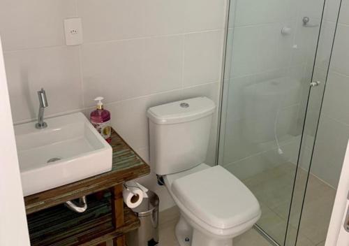 uma casa de banho com um WC, um lavatório e um chuveiro em Loft Jaques em Palhoça