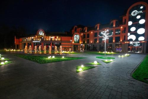 een gebouw met verlichting op een binnenplaats 's nachts bij Hotel Zefir in Drohobytsj