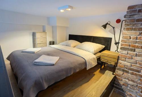 A bed or beds in a room at Apartament Loft Studio Airport blisko lotniska Zarembowicza lotnisko