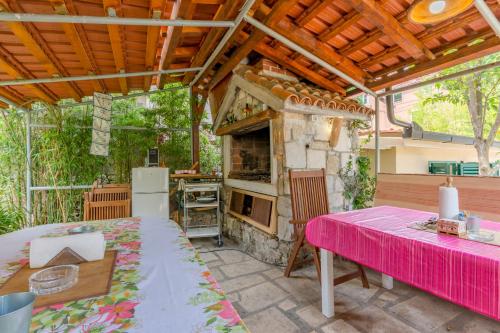 un patio con mesa y horno de piedra en Luxury Villa Roza, en Split