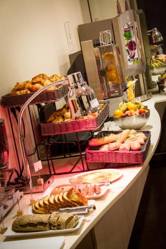 a buffet line with many different types of food at ibis Styles Bethune Bruay la Buissière in Bruay-la-Buissiere