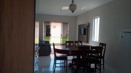 a dining room with a table and chairs at CASA NA RUA DO PIRUÍ EM AREMBEPE com ar in Arembepe