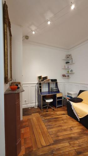 un bureau avec un bureau et un ordinateur dans une pièce dans l'établissement Studio 16m2 dans immeuble Hausmannien, à Paris