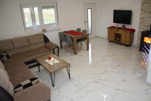 Una televisión o centro de entretenimiento en Vikendica Bošnjak