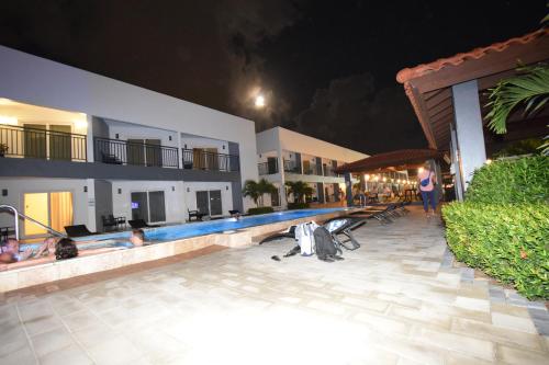 Kolam renang di atau dekat dengan Arena Condos Aruba - few steps from Eagle Beach!