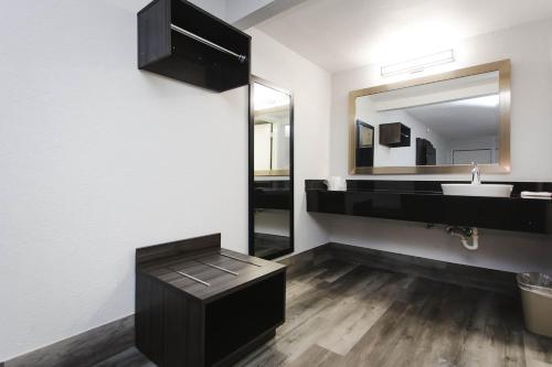 een badkamer met een wastafel en een spiegel bij Studio 6 Houston TX Medical Center NRG Stadium in Houston