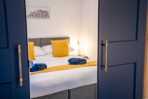 Un pat sau paturi într-o cameră la Mill Road Ground Floor Apartment