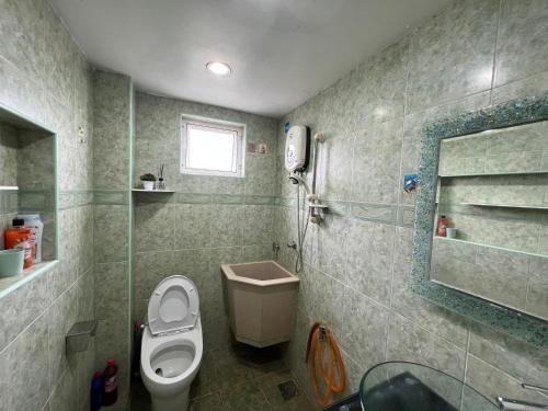 łazienka z toaletą i umywalką w obiekcie MAGICAL HOMESTAY CAMERON HIGHLANDS w mieście Cameron Highlands