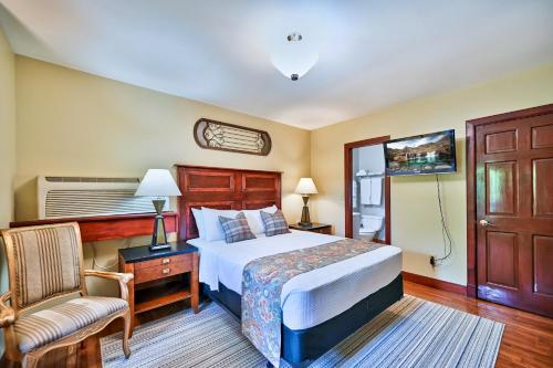 ein Hotelzimmer mit einem Bett und einem Stuhl in der Unterkunft Tom Quick Inn in Milford