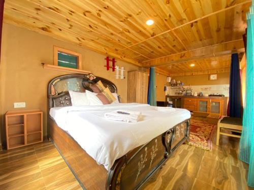 Ένα ή περισσότερα κρεβάτια σε δωμάτιο στο 1 BHK INDEPENDENT MUD HOUSE WITH NETFLIX, POWER BACKUP, WIFi ,BALCONY, KITCHEN