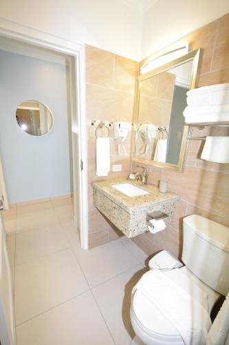 Bilik mandi di Arena Condos Aruba - few steps from Eagle Beach!