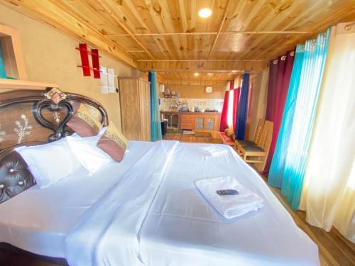 Ένα ή περισσότερα κρεβάτια σε δωμάτιο στο 1 BHK INDEPENDENT MUD HOUSE WITH NETFLIX, POWER BACKUP, WIFi ,BALCONY, KITCHEN