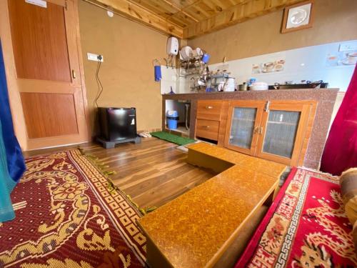 Χώρος καθιστικού στο 1 BHK INDEPENDENT MUD HOUSE WITH NETFLIX, POWER BACKUP, WIFi ,BALCONY, KITCHEN