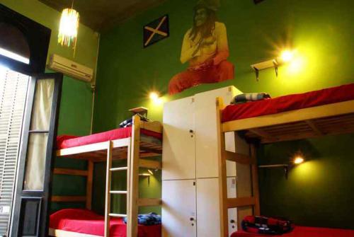 Våningssäng eller våningssängar i ett rum på Hostel La Casona de Don Jaime 2 and Suites HI
