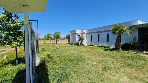a view of the yard of a house at Casa Lago Rapel, Las Cabras in Las Balsas