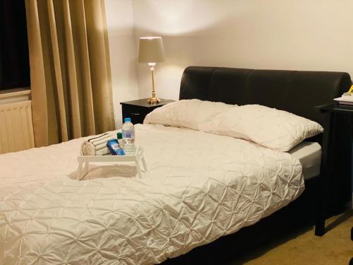 Postel nebo postele na pokoji v ubytování ASHMINA HOLIDAY LET with Free onsite Parking for SMALL VANS and cars only