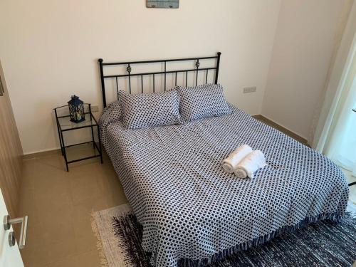 Postel nebo postele na pokoji v ubytování Comfortable One-Bedroom Apartment near the Sea and Casino Merit Park Sel 2-6