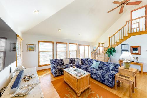 a living room with a blue couch and a table at Alelleo's Retreat #13-S in Salvo