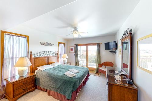 a bedroom with a bed with a green bedspread at Alelleo's Retreat #13-S in Salvo