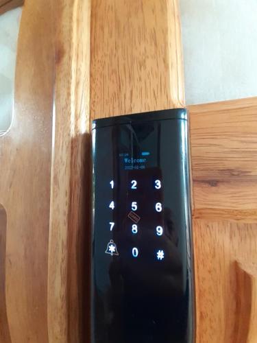 a remote control sitting on top of a wooden table at Hostal Suite Le Fabrique in Cuenca