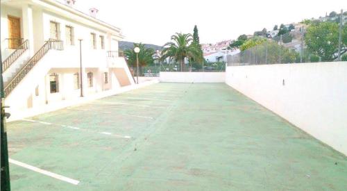 an empty parking lot in front of a building at Turyva Tarongers 5 - Modern 1-Bed Apartment & 5 Min to Peníscola Beach in Peñíscola