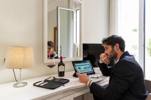 Μια τηλεόραση ή/και κέντρο ψυχαγωγίας στο Victoria Palace Hotel & Zen Wellness
