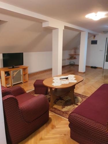 " Relax & Enjoy " في سراييفو: غرفة معيشة مع طاولة وكرسيين