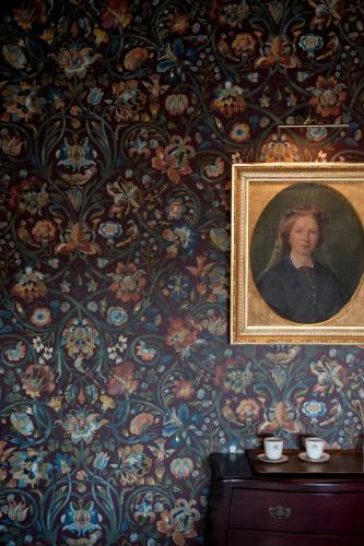 a picture of a woman in a painting on a wall at Villa Servais in Halle