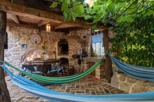 Patio alebo iná vonkajšia časť ubytovania Villa Festina Lente - cosy & authentic villa with private heated pool