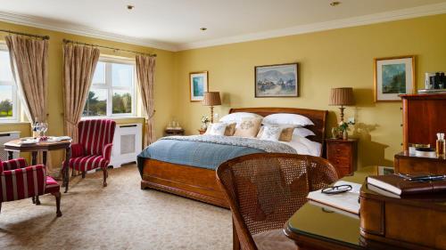 - une chambre avec un lit, une table et des chaises dans l'établissement Heatons Guesthouse, à Dingle
