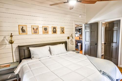 ブルーリッジにあるThe Cottage at Camp Toccoaのベッドルーム1室(白い大型ベッド1台付)