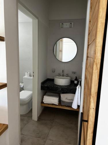 un bagno con lavandino e specchio di Victoria’s House a San Rafael