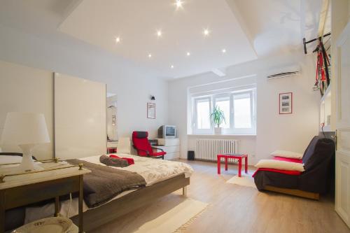 - une chambre avec un lit, un bureau et une chaise dans l'établissement Apartment Red Bike, à Zagreb