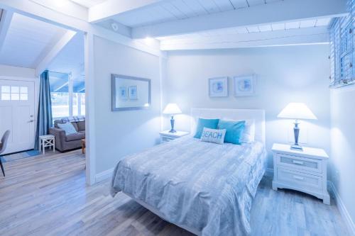 - une chambre blanche avec un lit et deux lampes dans l'établissement Boutique Suite #3, à Blue Mountains