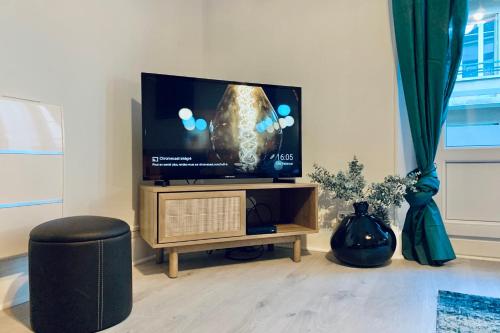 un salon avec une télévision à écran plat sur un meuble dans l'établissement #CL Le Majordome City center Renovated, à Grenoble