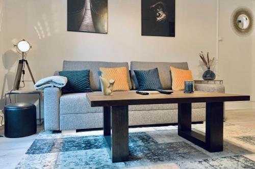 un salon avec un canapé et une table basse dans l'établissement #CL Le Majordome City center Renovated, à Grenoble