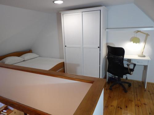 Schlafzimmer mit einem Bett, einem Schreibtisch und einem Stuhl in der Unterkunft Apartman Matea 4 in Gospić