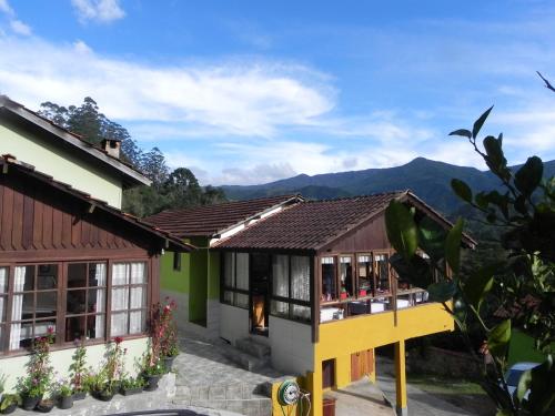 a house with a view of the mountains at Pousada Solar das Flores Maringá RJ Visconde de Mauá in Visconde De Maua