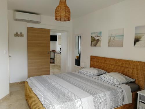 Postel nebo postele na pokoji v ubytování Petite Maison refaite à neuf proche plage